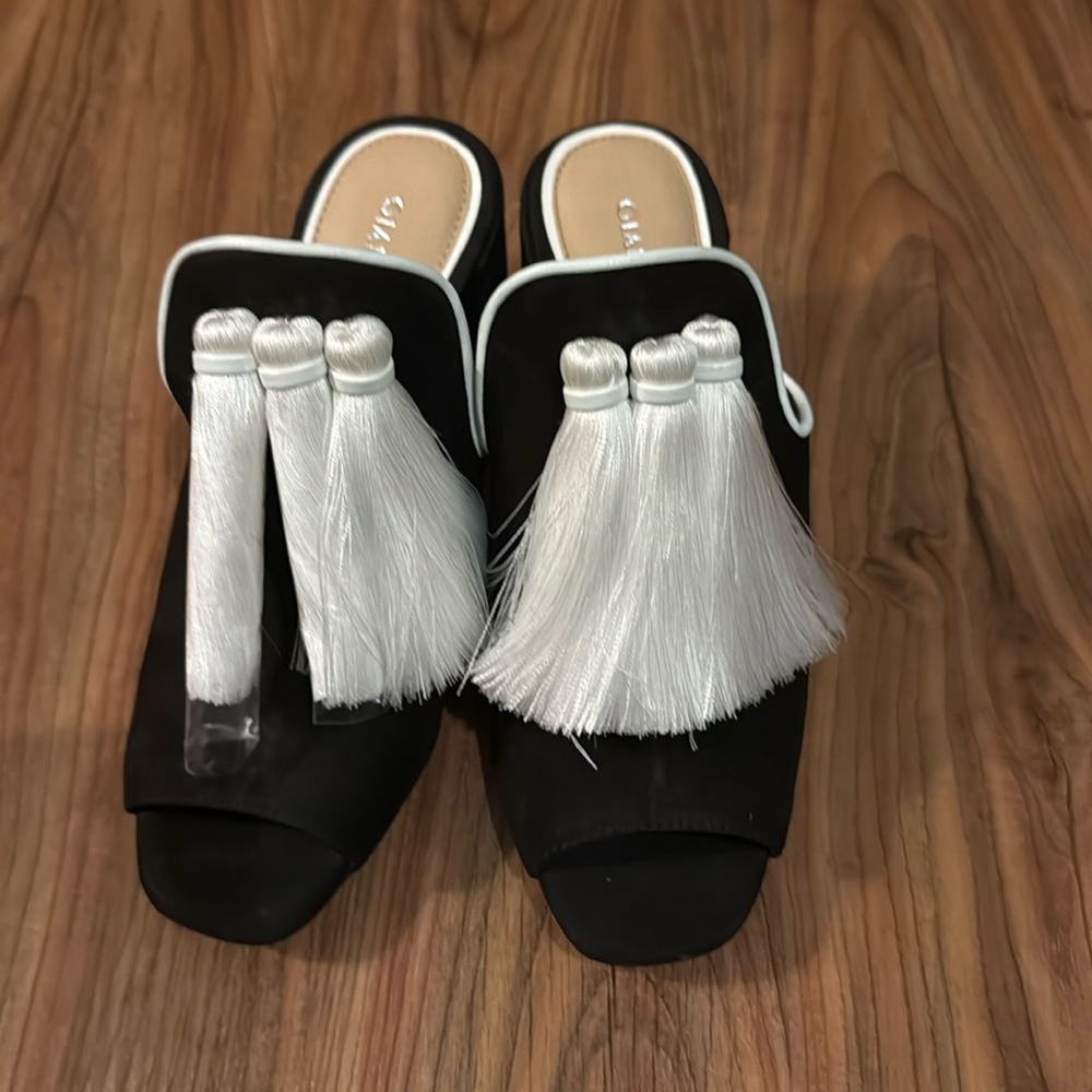 Size 7 Gianni Bini suede clogs. NWOT